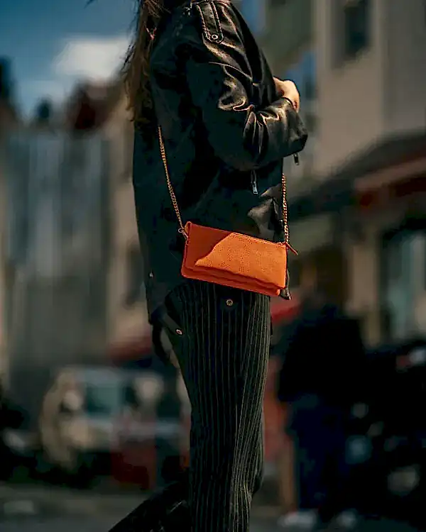 Deri Kadın Çanta Turuncu Renk Zincirli 2050