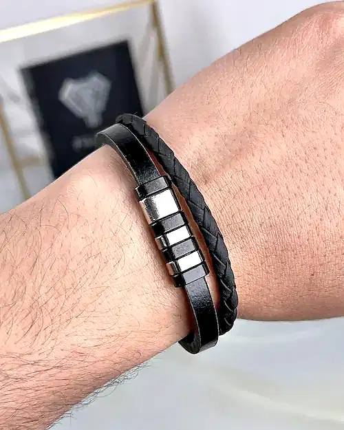Siyah Örgülü Aksesuarlı Deri Bileklik