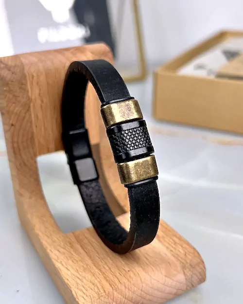 Eskitme Aksesuarlı Siyah Bileklik