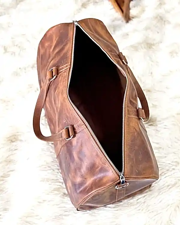 Hakiki deri seyahat çantası iç bölme detayları laptop tablet fermuarlı cep bölmeleri